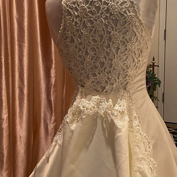 🔥Mystery 3 pc sale incl ornate rectangular trane Gown Ivory w Lace or table top - Picture 3 of 6
